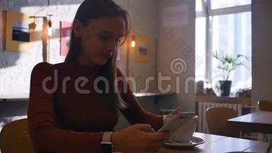 快乐的<strong>女</strong>人用智能手机说话，听<strong>声音</strong>信息。 <strong>女</strong>孩在咖啡馆里使用移动语音控制，做生意